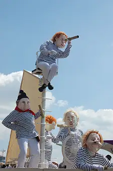 Blaumeiers Maskenseeleute, gestandene Kapitäne, leichte Matrosen und pfiffige Smutjes sind mit ihren eindrucksvollen Schiffen am Tag der Deutschen Einheit in Bonn unterwegs. Gekonnt werden sie den Festumzug umsegeln und über die Ländermeile kreuzen.