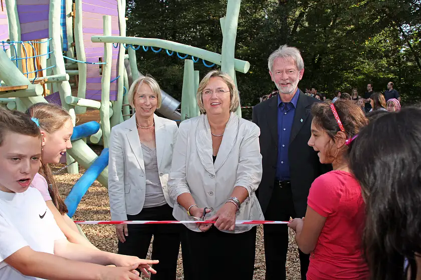 von links: Stellvertretende Schulleiterin Angelika Wittenberg, Senatorin Renate Jürgens-Pieper und Schulleiter Günther Post-Bender zerschneiden das Band zum neuen Spielgerät auf dem Schulhof der KSA.