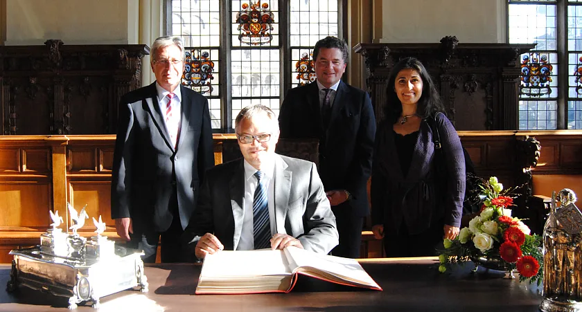 Dr. Klaus Tschütscher, Regierungschef von Liechtenstein, trägt sich in das Goldene Buch ein. Hintere Reihe von li. nach re.: Bürgermeister Jens Börhnsen, Botschafter Prinz Stephan von Liechtenstein und Arzu Aalanyurt  