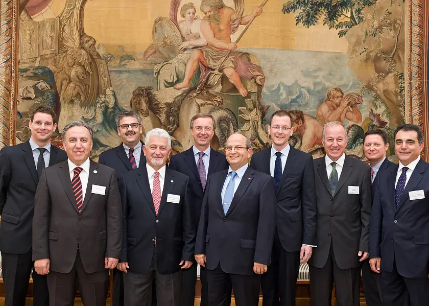 (v.l.n.r.:) Michael Hoffmann, Vorsitzender AVIABELT Bremen e.V., Dr. Ergüder Can, Secretary General der Izmir Development Agency, Andreas Heyer, Vorsitzender der Geschäftsführung der WFB Wirtschaftsförderung Bremen GmbH, Prof. Dr. H. Semih Güneº, President ACA Aerospace Clustering Association Izmir, Otto Lamotte, Präses der Handelskammer Bremen, Mehmet Kudret Ceran, Handelsattache beim türkischen Generalkonsulat in Hannover, Martin Günthner, Senator für Wirtschaft, Arbeit und Häfen der Freien Hansestadt Bremen, Ayhan Izmirli, Manager Special Projects der Freihandelszone ESBAS in Izmir, Mustafa Egeli, Industrial Cooperation Director, HAVELSAN, Ankara, Yalcin Yilmazkaya, Secretary General, ACA Aerospace Clustering Association