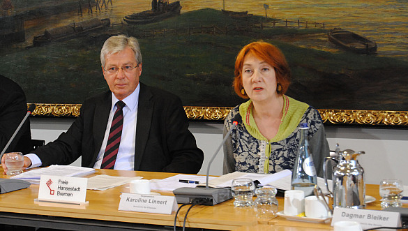 Bürgermeisterin Linnert und Bürgermeister Böhrnsen erläutern die Haushaltspolitik des Senats