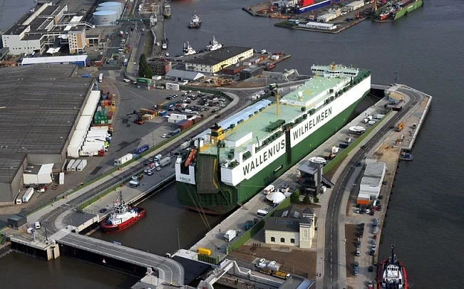 Einweihung der Kaiserschleuse mit Auto-Carrier MS „Fidelio“