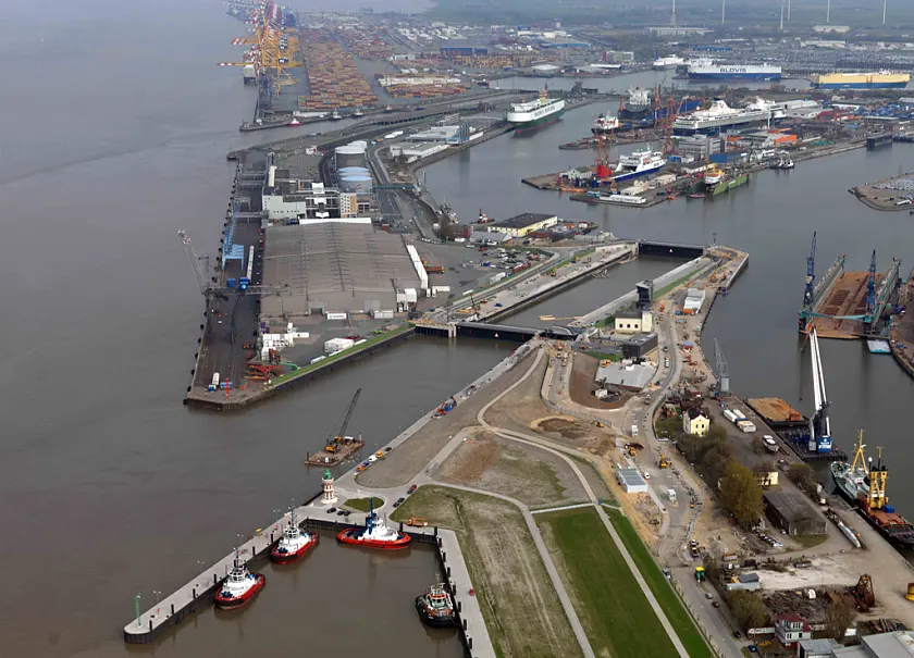 Neue Kaiserschleuse mit Schlepperhafen im Vordergrund - Nordschleuse im Hintergrund