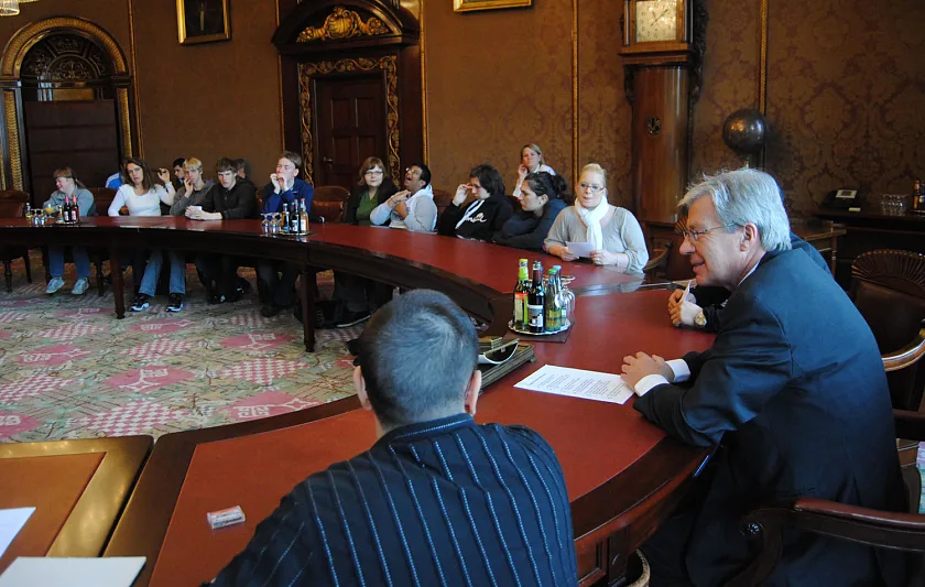 Schülerinnen und Schüler  des Förderzentrums Schule am Rhododendronpark  befragen Bürgermeister Jens Böhrnsen im Senatssaal