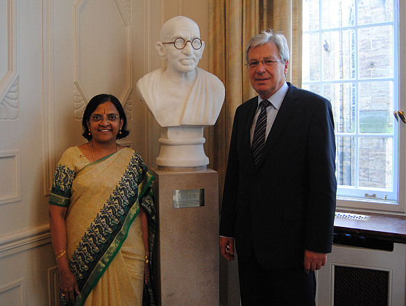 Generalskonsulin Murugesan Subashini mit Bürgermeister Jens Böhrnsen vor der Gandhi-Büste im Gobelinzimmer des Rathauses