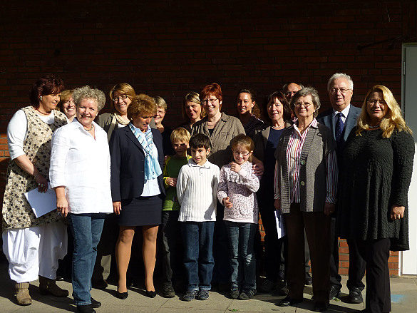 Gruppenbild mit Senatorin Anja Stahmann (vierte von links): Vertreter der vier ausgewählten Projekte freuen sich über 10.000 Euro aus dem Gewinnsparen der PSD Bank Nord.