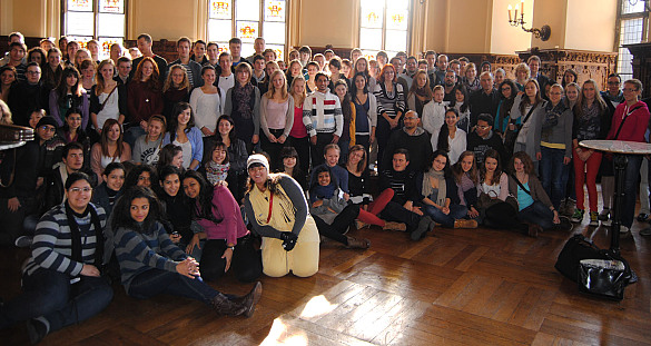Die Teilnehmerinnen und Teilnehmer des Internationalen Jugendsinfonieorchesters in der Oberen Rathaushalle