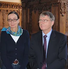 Staatsrätin Emigholz und Prof. Buhlmann verfolgen ein Musikstück von Mitgliedern des Internationalen Jugendsinfonieorchester