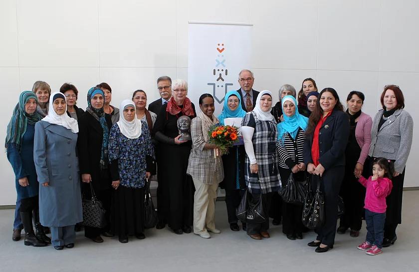 Verleihung Hilde Adolf Preis 2011 I: Freuen sich über den Hilde Adolf Preis 2011 sowie eine lobende Anerkennung: Die Projektinitiatorinnen des „Garten der Kulturen“, darunter Waltraud Wulff-Schwarz sowie Rania Enan (10 u.12 v.l.), und Etmad Osman (11 v.l.), hier gemeinsam mit Dr. Hans L. Endl (9 v.l.) und Dr. Hans-Christoph Hoppensack (13 v.l.)