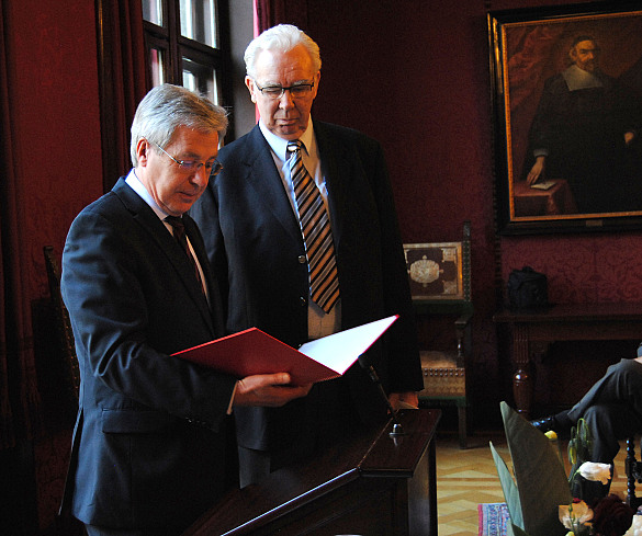 Bürgermeister Jens Böhrnsen (links) ehrt Herbert Kück mit dem Verdienstorden der Bundesrepublik Deutschland 