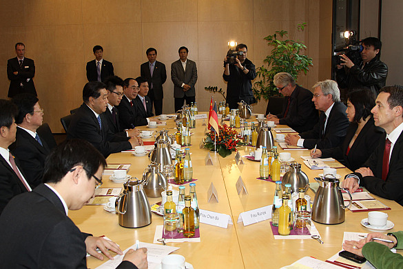 Bürgermeister Böhrnsen (rechts) im Gespräch mit der chinesischen Delegation um Jia Qinglin (links Mitte)