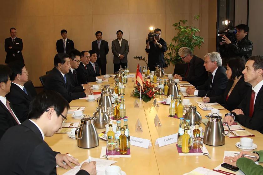 Bürgermeister Böhrnsen (rechts) im Gespräch mit der chinesischen Delegation um Jia Qinglin (links Mitte)