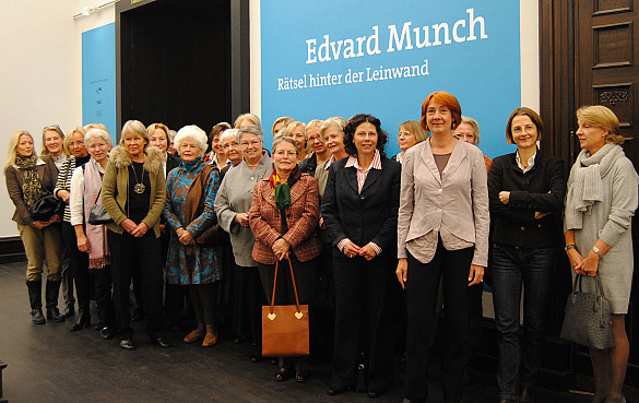 Bürgermeisterin Linnert (4.v.r.) zusammen mit den Damen des Konsularischen Korps und Kuratorin Dr. Dorothee Hansen (2.v.r.)  in der Kunsthalle Bremen