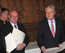 Bürgermeister Jens Böhrnsen bei der Übergabe an die Preisträger.