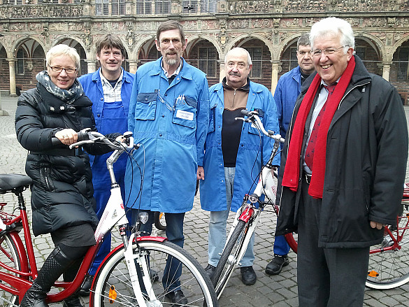 Übergabe auf dem Marktplatz:  Eva Quante-Brandt  und Wilfried Hautop (re.) mit den Mitarbeitern, die die Fahrräder gestaltet und montiert haben.
