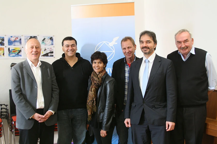 Die Gewinner des 5. Internationalen Bremer Friedenspreis der Stiftung „die schwelle“ sind Vahidin Omanovic (2. von links), Gewinner in der Kategorie „Unbekannter Friedensarbeiter. Shreen Abdul Saroor (Bildmitte) erhält den Preis für öffentliches Wirken. Als beispielhafte Initiative wird das Bremer Stadtteilprojekt „Du hast immer eine Wahl“ ausgezeichnet. Stellvertretend nehmen Franz Jentschke, Leiter der Gesamtschule Bremen-Ost (links), Joachim Barloschky (langjähriger Stadtteilmanager von Osterholz-Tenever, 3. von rechts) und Albert Schmitt, Geschäftsführer der Deutschen Kammerphilharmonie Bremen (2. von rechts) den Preis entgegen.  Mit den Preisträgern freut sich der Stiftungsvorsitzende Reinhard Jung (rechts). 