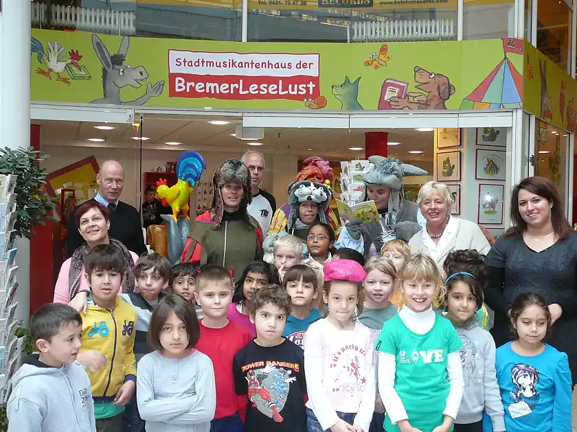 Die Kinder der der Klasse 2b der Grundschule Karl-Lerbs-Straße vor dem Stadtmusikantenhaus der BremerLeseLust in der Lloyd-Passage