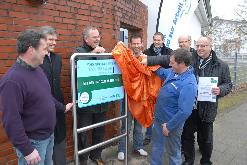v.l.n.r.: Thorsten Schwebe (Produktionsleiter), Norbert Suske (AOK Bremerhaven), Peter Rüter (ADFC-Landesvorsitzender), Martin Stassen (Verkauf Drahtseilwerk), Sven Busch (Verkauf), Claus Modersitzki (Betriebsschlosser), Joachim Pahl (Geschäftsführer), Wolfgang Golasowski (Staatsrat)
