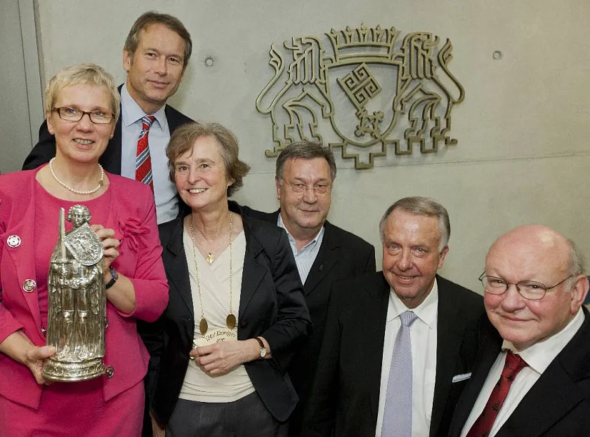 Gute Stimmung bei der Bremer Roland-Runde in Berlin: Staatsrätin Prof. Dr. Eva Quante-Brandt, Berlins Finanzsenator Dr. Ulrich Nußbaum, die neue Kohlkönigin und AWI-Direktorin Prof. Dr. Karin Lochte, Fischereiverbandspräsident Holger Ortel, Kulturstaatsminister Bernd Neumann und Berlins Regierender Bürgermeister a.D. Walter Momper