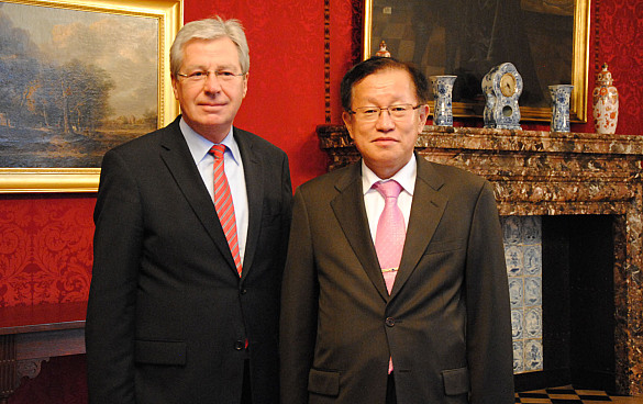 Bürgermeister Böhrnsen und Generalkonsul Seon-Hong Sohn im Kaminsaal des Rathauses