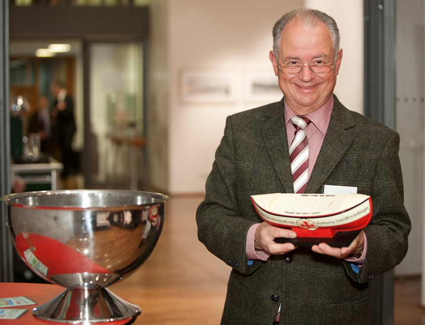 Seenotretter Jörg Rommerskirchen mit dem Spendenschiff in der Bremer Landesvertretung in Berlin