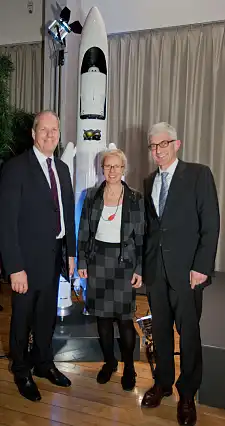 Freude über das Ariane 5-Modell in der Bremer Landesvertretung – Astrium Chef Evert Dudok, Staatsrätin Prof. Dr. Eva Quante-Brandt, Thorsten Burmann von Astrium Bremen (v.l.n.r.)