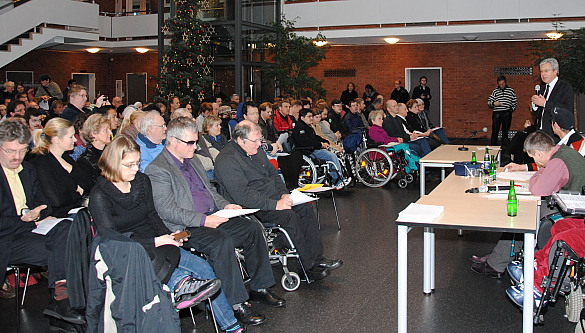 Bürgermeister Jens Böhrnsen hält ein Grußwort beim 18. Bremer Behindertenparlament; in der ersten Reihe Staatsrat Horst (3. v. li.) und der Landesbehindertenbeauftragte, Dr. Joachim Steinbrück (2. v.li.)