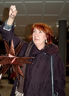 Bürgermeisterin Linnert kauft einen Stern auf dem Weihnachtsmarkt im Ote-Zentrum