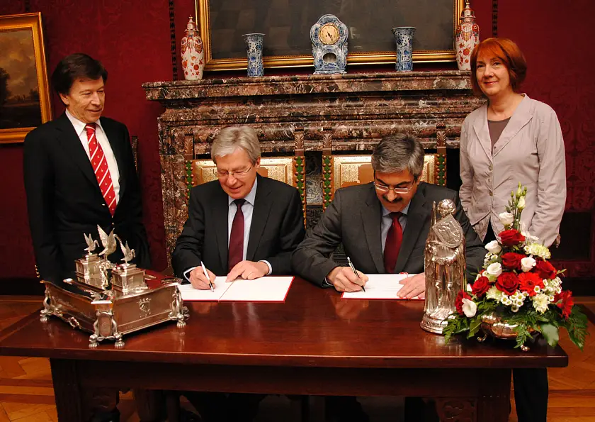 Bei der Unterzeichnung der Sanierungsvereinbarung im Kaminsaal des Rathauses: Karoline Linnert, Melf Grantz, Jens Böhrnsen und Michael Teiser (v.r.)
