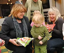 Senatorin Anja Stahmann mit den Kindern des Sozialpädagogischen Spielkreises im Mütterzentrum Huchting e.V.