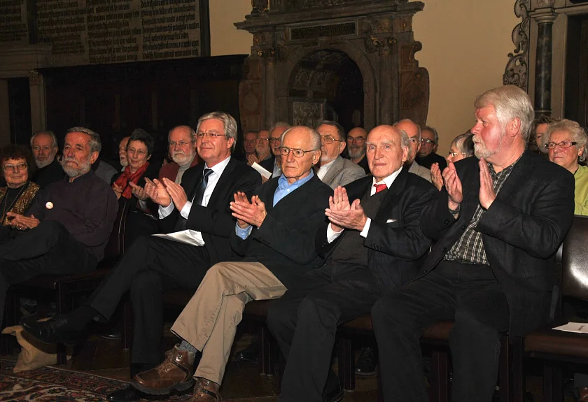 Bürgermeister Jens Böhrnsen zusammen mit Ludwig Baumann, Prof. Manfred Messerschmidt (Vorsitzender des wissenschaftlichen Beirats der Bundesvereinigung Opfer der NS-Militärjustiz) und Günter Knebel (Schriftführer der Bundesvereinigung) während des Senatsempfangs in der Oberen Rathaushalle (1. Reihe v.l.)