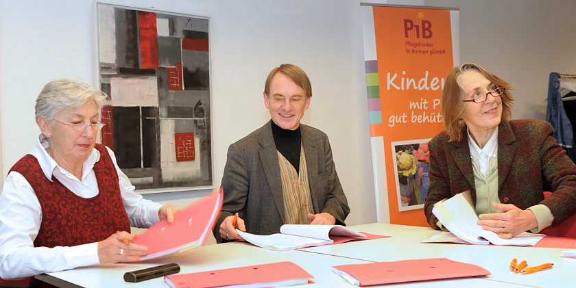 Bei der Vertragsunterzeichnung: PiB-Geschäftsführerin Monika Krumbholz (li.), Dr. Peter Marquard (Leiter des Amtes für soziale Dienste) und Dr. Heide Rose (Abteilungsleiterin bei der Sozialsenatorin, Junge Menschen und Familie)