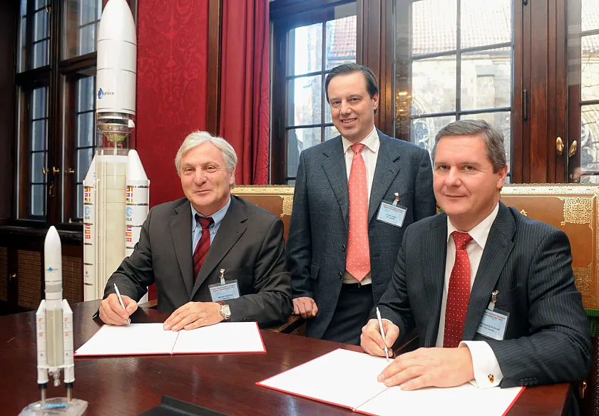 Die drei beteiligten Firmenvertreter bei der feierlichen Unterzeichnung des Kaufvertrages im Bremer Rathaus (v.l.n.r.):  Michel Freuchet, Senior Vice President Business Division Launchers/Astrium, Xavier Vigor, Director Advanced Technologies/Air Liquide, Dr. Wolfgang Konrad, Chief Operating Officer/MT-Aerospace