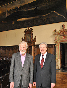 Bürgermeister Böhrnsen und Klaus Papies (li.) in der Oberen Rathaushalle vor dem historischen Walbild