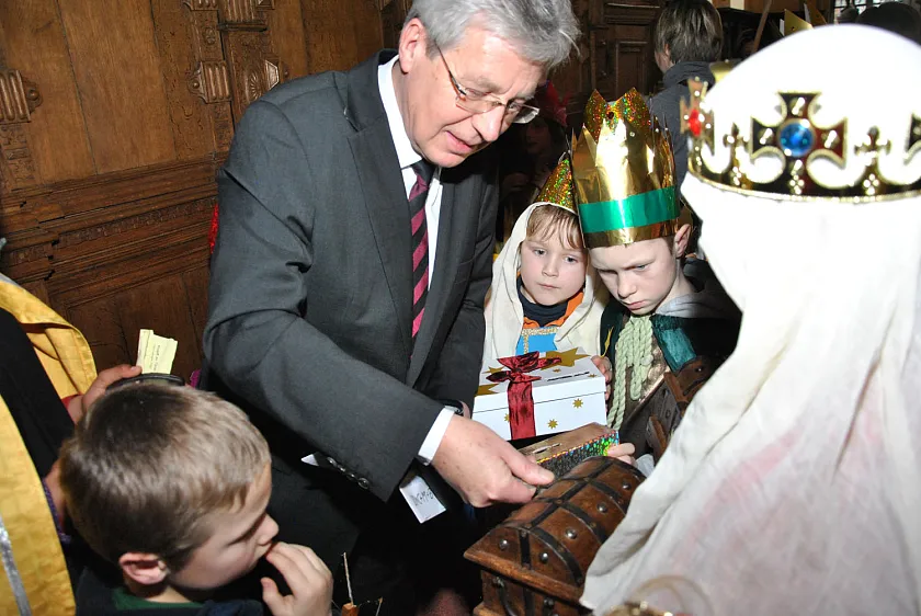 Jens Böhrnsen "bestückt" die Spendenbüchsen der Sternsinger
