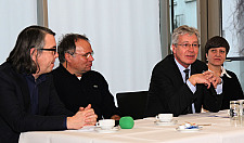 Bürgermeister Jens Böhrnsen während der Pressekonferenz mit Hans-Georg Wegner (li.), Geschäftsführer Theater Bremen, Marcel Pouplier (2.v.l.) und Andrea Siames, Projektleitung Quartier gGmbH.