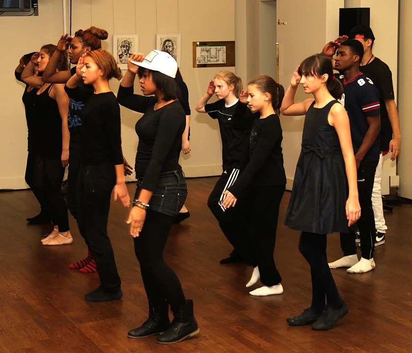 Jugendliche proben für das Stück "Falsch verliebt"