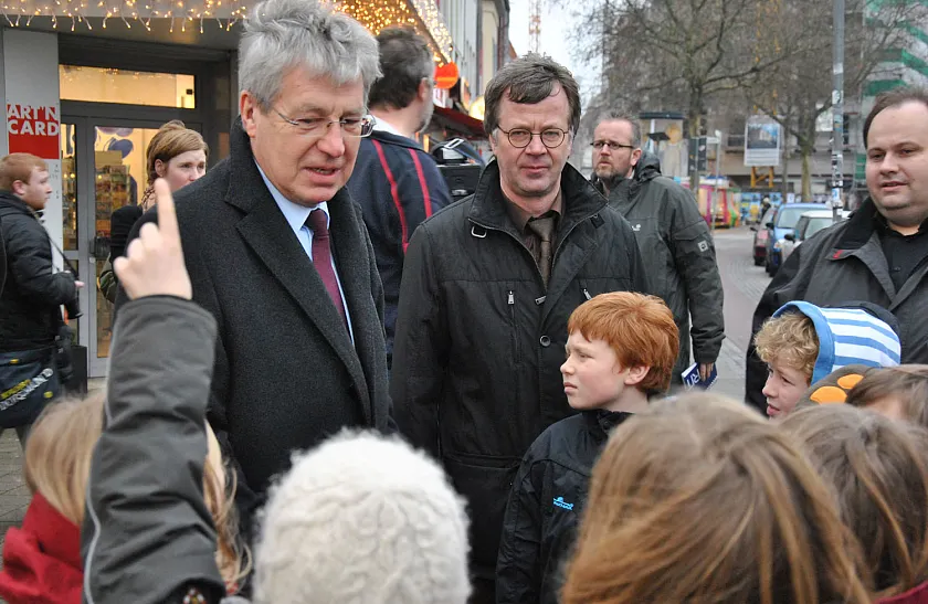 Bürgermeister Böhrnsen (li.), Andreas Bröcher vom Deutschen Kinderschutzbund (Mitte) und Christian Humm, Familienmagazin kinderzeitung (re.) im Gespräch mit den Kindern der 2a der Schule an der Smidtstraße.