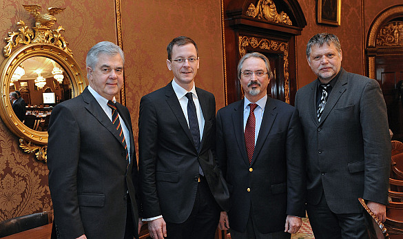 von links: Senator Frank Horch (Hamburg), Senator Martin Günthner (Bremen), Bernd Schmidt (Wirtschaftsministerium Niedersachsen), Felix Stenschke, (Bundesverkehrsministerium) 