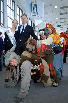 Zur offiziellen Eröffnung des Bremen-Standes empfing Martin Günthner, Senator für Wirtschaft, Arbeit und Häfen, mit Unterstützung der Bremer Stadtmusikanten königlichen Besuch: Marie-Kristin Schaper, im Dezember gekrönte Milchkönigin der DMK Deutsches Milchkontor GmbH war neugierig, was das Land Bremen zu bieten hat.