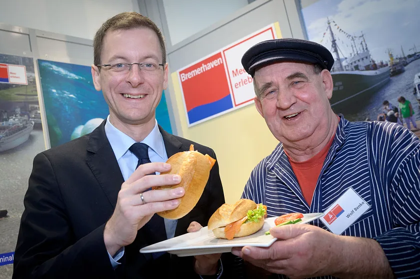 Frühstück bei Tiffany? Nichts für Nordlichter. Martin Günthner, Senator für Wirtschaft, Arbeit und Häfen, gönnte sich anlässlich der Eröffnung des Bremen-Standes auf der Internationalen Grünen Woche in Berlin ganz hanseatisch ein Fischbrötchen.