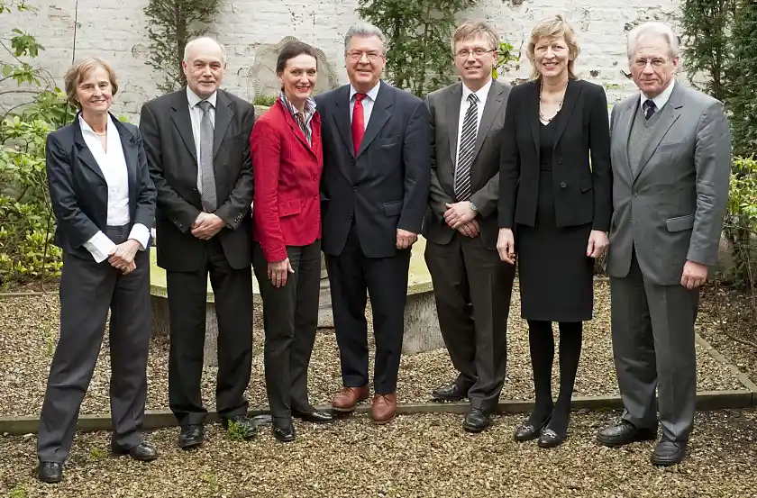 von links nach rechts: Prof. Dr. Karin Lochte, Vorsitzende Konsortium Deutsche Meeresforschung; Dr. Thomas Behrens, Abteilungsleiter im Ministerium für Bildung, Wissenschaft und Kultur, Mecklenburg-Vorpommern; Dr. Cordelia Andreßen, Staatssekretärin für Wissenschaft, Wirtschaft und Verkehr, Schleswig-Holstein; Dr. Rudolf Strohmeier, Stv. Generaldirektor, GD Forschung, Wissenschaft und Innovation in der EU-Kommission; Dr. Joachim Schuster, Staatsrat bei der Senatorin für Bildung, Wissenschaft und Gesundheit, Bremen; Dr. Dorothee Stapelfeldt, Senatorin der Behörde für Wissenschaft und Forschung, Hamburg; Dr. Josef Lange, Staatssekretär im Ministerium für Wissenschaft und Kultur, Niedersachsen