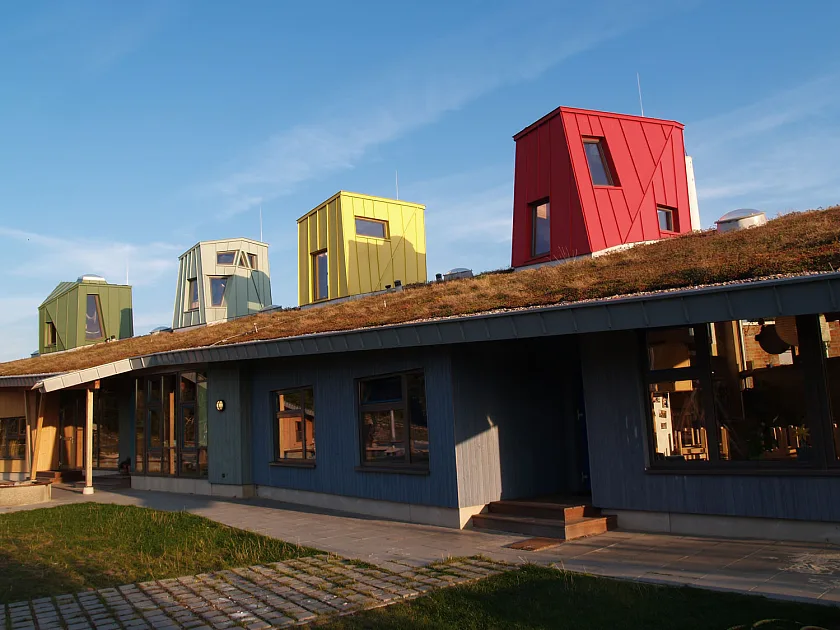 Begrüntes Dach der Kindertagesstätte „Das Entdeckerhaus“ im Technologiepark im Bereich der Universität