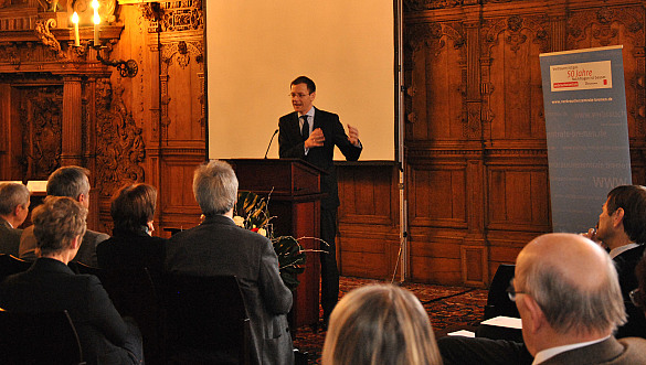 Senator Martin Günthner spricht beim Festakt zum 50-jährigen Bestehen der Verbraucherzentrale Bremen zu den Gästen