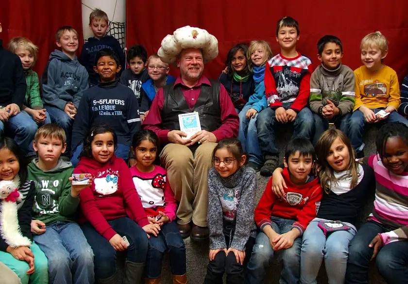 Das Bild zeigt Manfred Boermann vom „LiteraturExpress“ im Kreis der LeseLust-Kinder. 