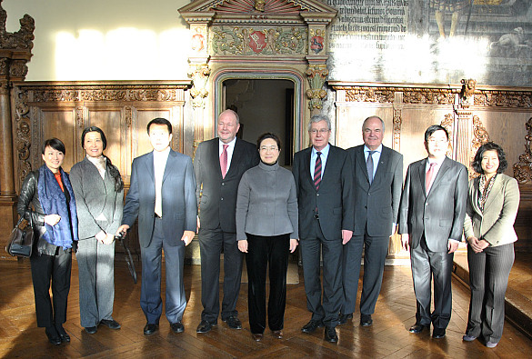 Vizebürgermeisterin Cao Aihua (Mitte) und ihre Delegation mit Bürgermeister Jens Böhrnsen (4.v.r.) in der Oberen Rathaushalle