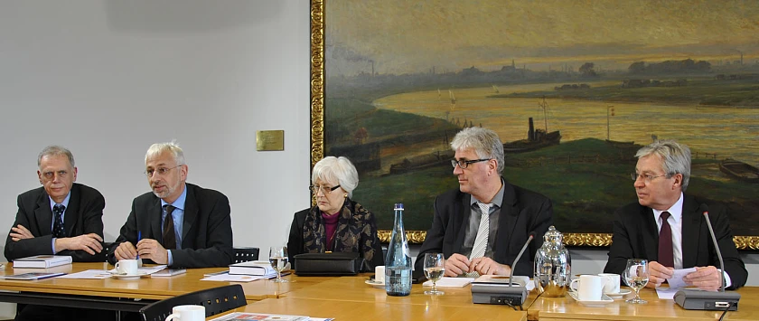 Bei der Buchvorstellung im Rathaus: (von rechts) Bürgermeister Jens Böhrnsen, Senatssprecher Hermann Kleen, Sigrid Hägermann (Witwe von Prof. Dr. Dieter Hägermann), Prof. Dr. Konrad Elmshäuser (Leiter des Staatsarchives Bremen) und Dr. Ulrich Weidinger