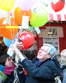 Bürgermeister Jens Böhrnsen lässt die Luftballons steigen