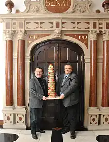 Der Kuchen, der anl. des Zusammenschlusses überreicht wurde.