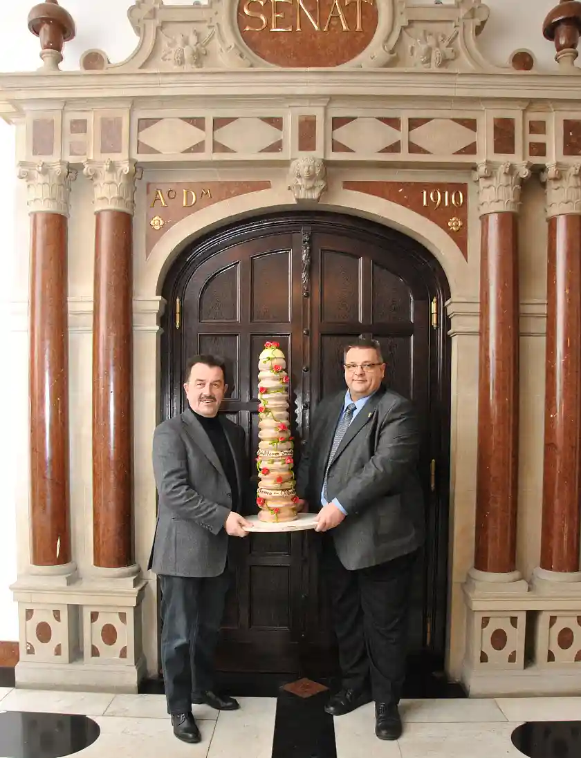 Der Kuchen, der anl. des Zusammenschlusses überreicht wurde.